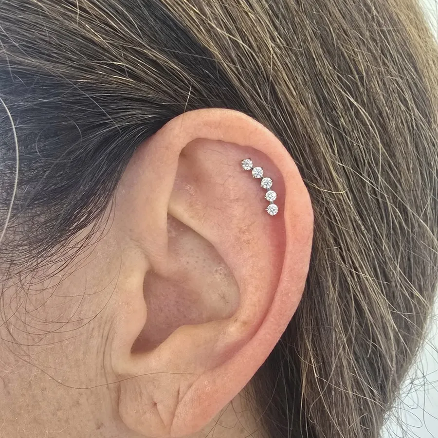 Ear with a three-gem helix cluster